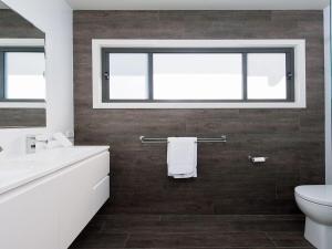 フィンガル・ベイにあるForever Fingal 205 Rocky Pointの洗面台、トイレ、窓のあるバスルーム +16枚の写真