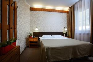 a hotel room with a bed and a window at Park Hotel Bely Sobol in Baykalsk