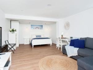 sala de estar con sofá y mesa en Kingsley Beach House Boat Harbour, en Anna Bay