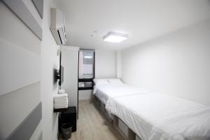 Postel nebo postele na pokoji v ubytování KSTAR METRO Hotel