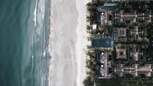 uma vista sobre a praia e o oceano em TIA Wellness Resort - Spa Inclusive em Da Nang