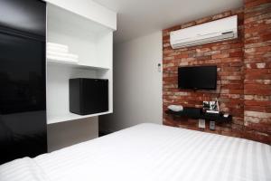 TV a/nebo společenská místnost v ubytování KSTAR METRO Hotel