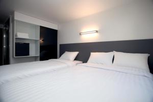 Postel nebo postele na pokoji v ubytování KSTAR METRO Hotel