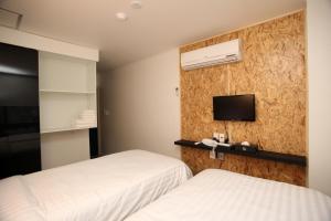 Postel nebo postele na pokoji v ubytování KSTAR METRO Hotel