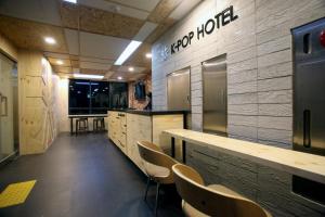 Kuchyň nebo kuchyňský kout v ubytování KSTAR METRO Hotel