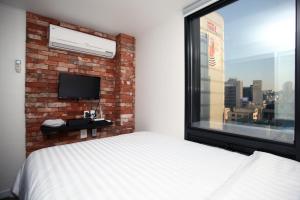 Postel nebo postele na pokoji v ubytování KSTAR METRO Hotel