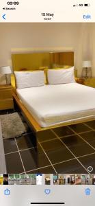 1 dormitorio con 1 cama grande con sábanas blancas en Waltham Abbey Private Property, en Waltham Abbey