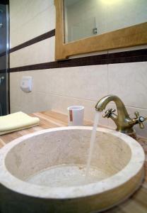 um lavatório com água a sair de uma torneira em Villa Berna - pool house em Malinska