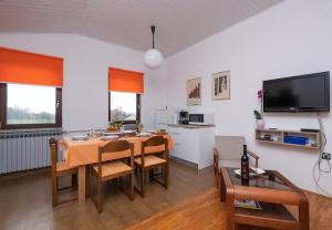 cocina y comedor con mesa y sillas en Apartment Bruno - spacious yard, en Barban