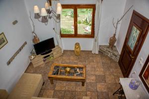 a living room with a tv and a coffee table at VILLA VICTORIA in Ditropo