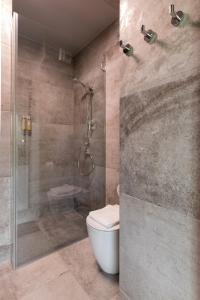 RS SUITES PRESTIGE Racławickie 10 "best view" HOME & SPA tesisinde bir banyo