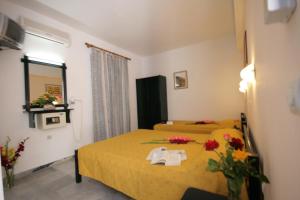 Habitación de hotel con 2 camas y espejo en Sunny Beach Studios, en Naxos Chora