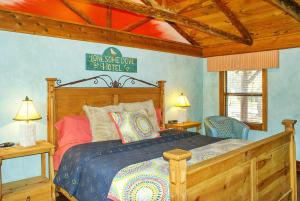 um quarto com uma cama num quarto com tectos em madeira em Creekside Falls em Wimberley