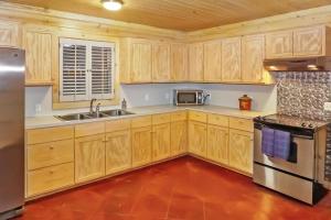 Köök või kööginurk majutusasutuses Wimberley Log Cabins Resort and Suites- The Oak Lodge