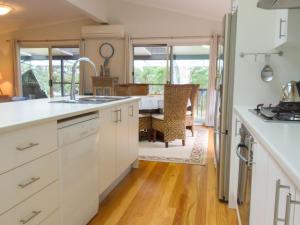 A kitchen or kitchenette at 'RIVERSIDE RETREAT' 544 Ocean Drive, North Haven