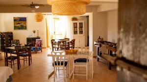 uma sala de estar com mesa e cadeiras em L'Arcadia em Giffoni Sei Casali mais 45 fotografias