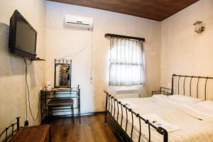 Un pat sau paturi într-o cameră la Chateau Eniseli