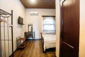 Un pat sau paturi într-o cameră la Chateau Eniseli