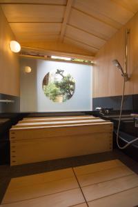 um banco num quarto com uma janela em Jeugiya em Quioto
