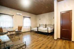 Un pat sau paturi într-o cameră la Chateau Eniseli