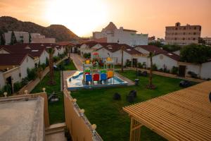 A view of the pool at منتجع جزيرة الروز بالهدا or nearby