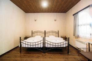 Un pat sau paturi într-o cameră la Chateau Eniseli