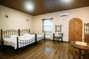 Un pat sau paturi într-o cameră la Chateau Eniseli