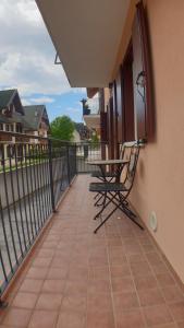 un par de sillas sentadas en un balcón en Asiago Millepini, en Asiago