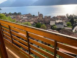 einen Balkon mit Stadtblick in der Unterkunft CasaGialla in Marone