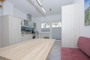 Kuchyň nebo kuchyňský kout v ubytování nur 100 m zum Strand, FeWo mit Balkon und Terrasse - App Eldena FeWo 04 + 14 fotografií