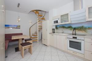 Kuchyň nebo kuchyňský kout v ubytování nur 100 m zum Strand, FeWo mit Balkon und Terrasse - App Eldena FeWo 04