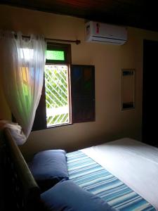 sypialnia z łóżkiem i oknem w obiekcie Pousada Betel - Moradas Familia Betel w mieście Salvador