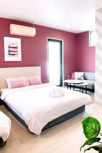 廿日市的住宿－Bar & Hotel Colors MIYAJIMA，一间卧室设有一张大床和红色的墙壁