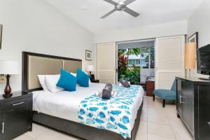
A bed or beds in a room at Beach Club Private Apartments Palm Cove
