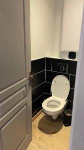 ห้องน้ำของ Bienvenue chez vous "appartement classé 2 étoiles en RDC avec espace extérieur et parking"