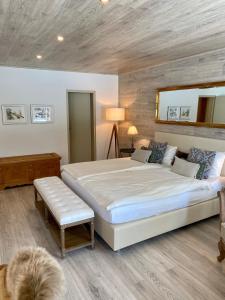 Säng eller sängar i ett rum på Hotel Europa St. Moritz