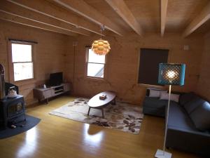 a living room with a couch and a tv at Trust Maison Shirada - Vacation STAY 18437v in Higashiizu