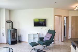 Et tv og/eller underholdning på Ferienwohnung mit Kamin und Terrasse, gratis Nutzung vom AHOI Erlebnisbad und Sauna in Sellin - Villa Sara FeWo03