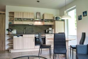 Køkken eller tekøkken på Ferienwohnung mit Kamin und Terrasse, gratis Nutzung vom AHOI Erlebnisbad und Sauna in Sellin - Villa Sara FeWo03 + 13 billeder