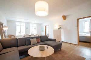 - un salon avec un canapé et une table dans l'établissement Exclusive 2 Bedroom Apartment, à Sønderborg