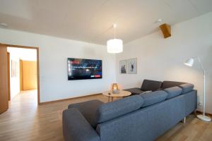 sala de estar con sofá azul y mesa en Exclusive 2 Bedroom Apartment, en Sønderborg