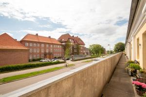 - une vue sur une rue depuis un bâtiment dans l'établissement Exclusive 2 Bedroom Apartment, à Sønderborg