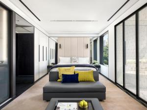 Uma cama ou camas num quarto em The Murray, Hong Kong, a Niccolo Hotel