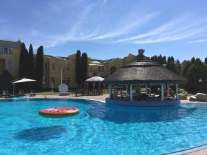 Bazén v ubytovaní Mediterran Apartman with Pool alebo v jeho blízkosti