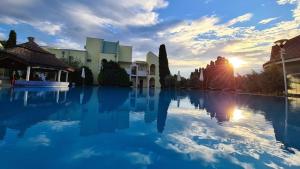 Bazén v ubytovaní Mediterran Apartman with Pool alebo v jeho blízkosti
