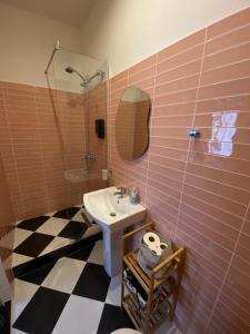 y baño con lavabo y espejo. en Vanilla Sky Boutique Hostel, en Tirana