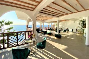 an indoor patio with a view of the ocean at Al Camar Lodge in Ndzaouze