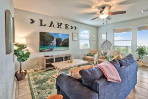 un soggiorno con un divano e un tavolo di Scenic Terrace a Canyon Lake