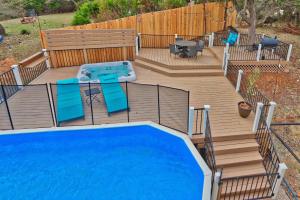 un patio sul retro con piscina e un patio in legno con scale in legno di Scenic Terrace a Canyon Lake