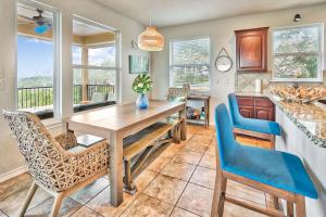 una cucina con tavolo e sedie in legno di Scenic Terrace a Canyon Lake